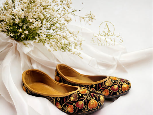 Double Padded EmbroideredPunjabi Jutti image 3