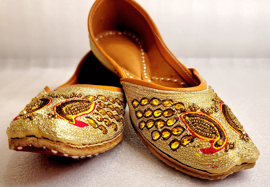 Peacock Designed Punjabi Jutti (Red) image 3