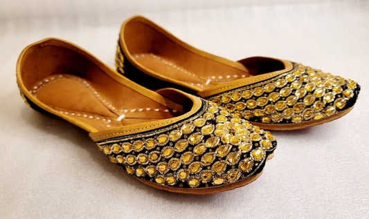 High Quality Kundan Stoned Punjabi Jutti. image 3