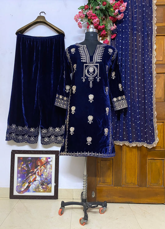 Super Stylish Pakistani Velvet Suit image 3