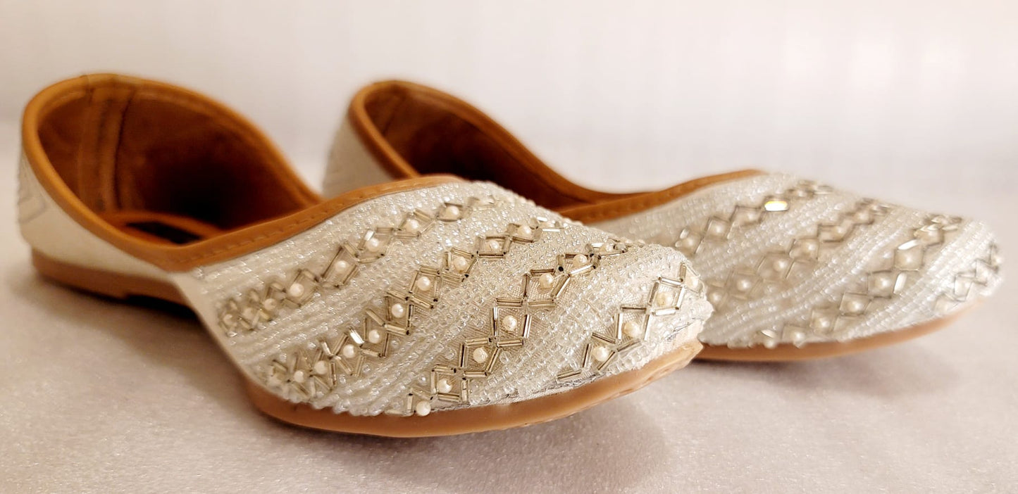 Super Comfertable & Stylish White Punjabi Jutti