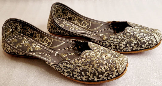 Pakistani Cutwork Beautiful Punjabi Jutti image 3