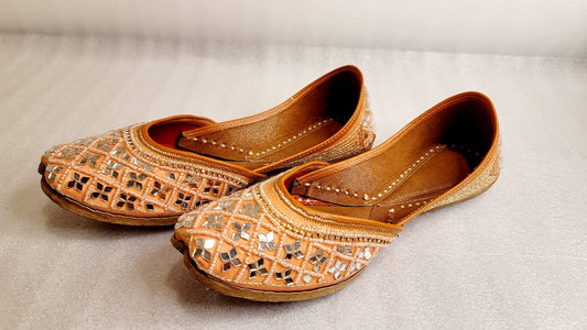 Very Stylish Mirror Punjabi Jutti Peach image 3