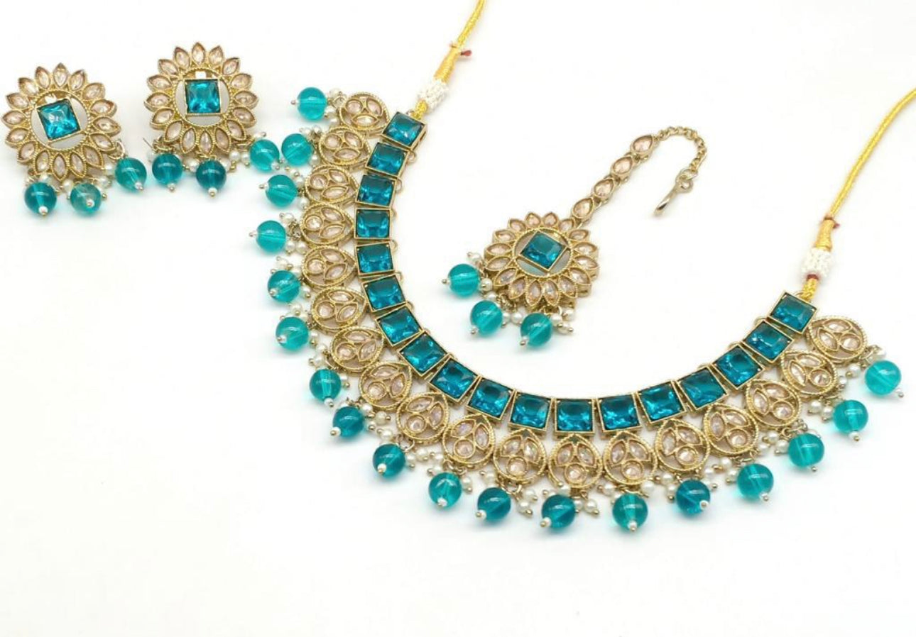 Stylish Choker Set With Studs & Tikka