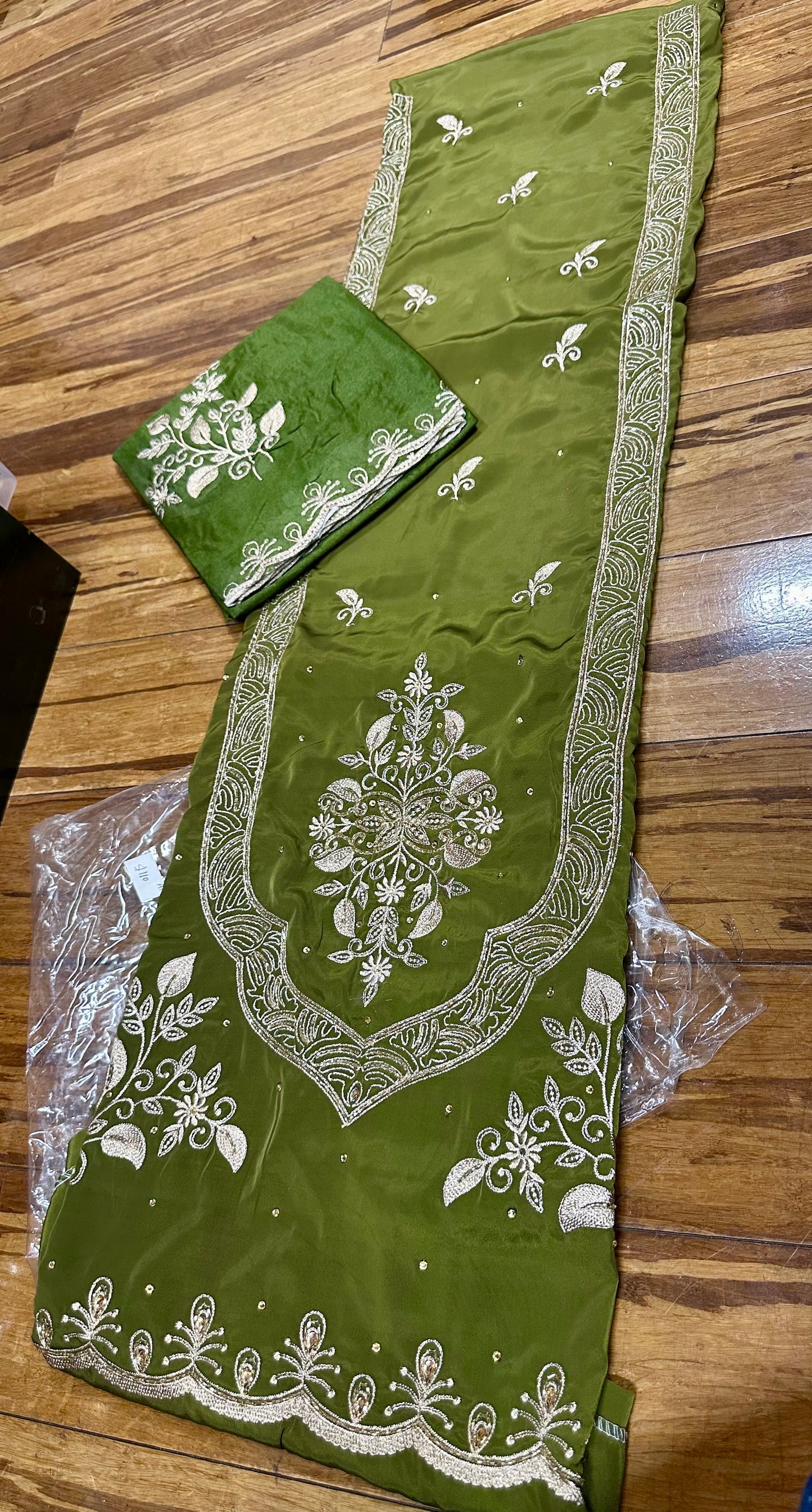 Zari Embroidered Stylish Unstitched Suit