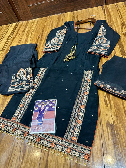 Beautiful black outfit with orange embroidery 38/40 ready (margin Upto 46)