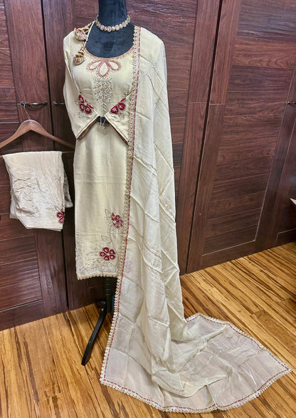 Stunning Boutique Suit 44 Ready (Margin Upto 48)