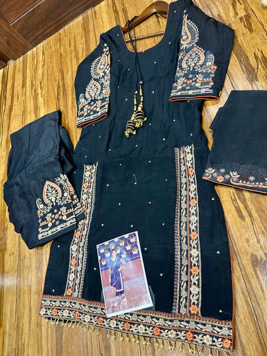 Beautiful black outfit with orange embroidery 38/40 ready (margin Upto 46) image 3
