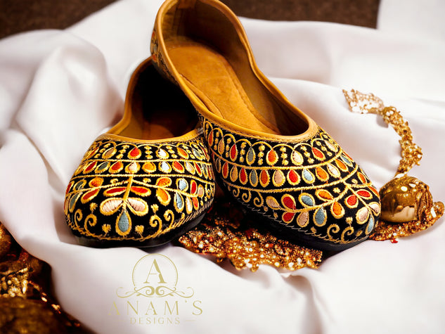 Beautiful Black Based Punjabi Jutti (Multi)