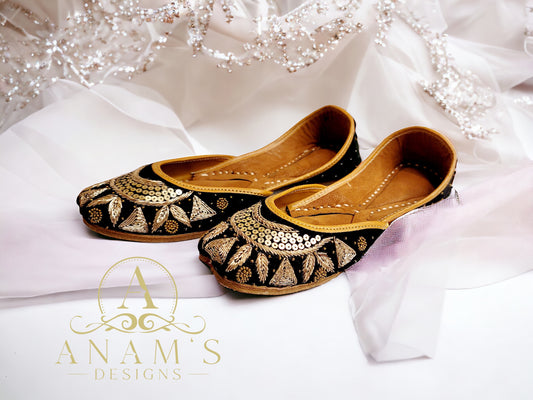 Women Embroidered Punjabi Jutti image 3
