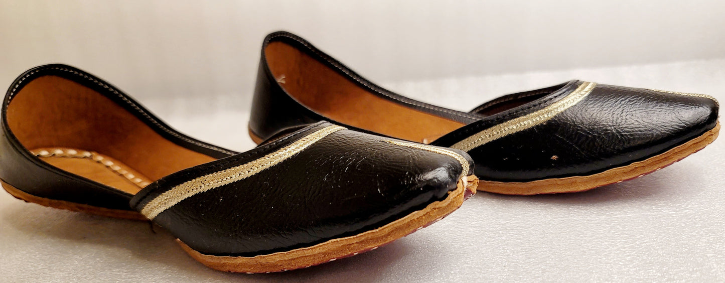 Simple and Stylish Leather Punjabi Jutti