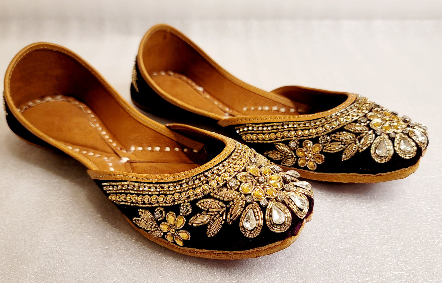 High Quality Kundan Stoned Punjabi Jutti