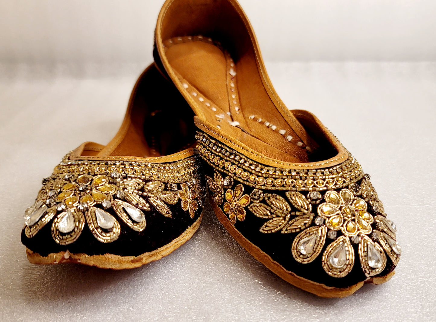 High Quality Kundan Stoned Punjabi Jutti