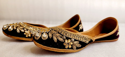 High Quality Kundan Stoned Punjabi Jutti image 3