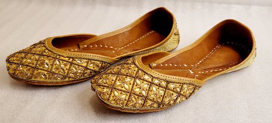 Kundan Stoned Bridal Punjabi Jutti image 3