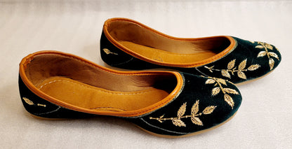 Hand Embroidered Velvet Punjabi Jutti Black