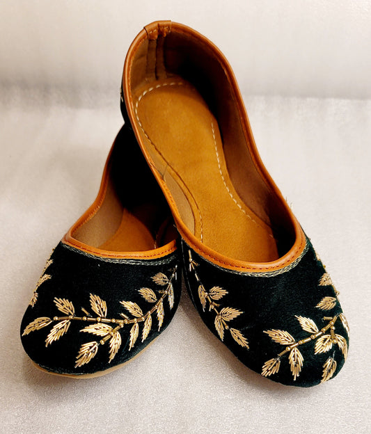 Hand Embroidered Velvet Punjabi Jutti Black
