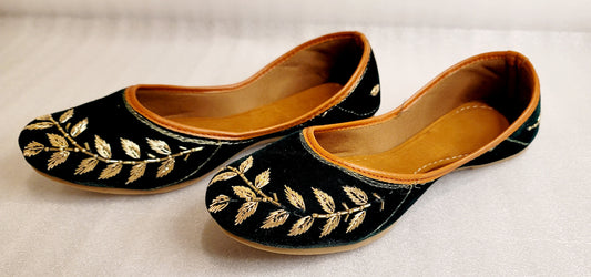 Hand Embroidered Velvet Punjabi Jutti Black