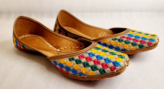 Fulkari Design Punjabi Jutti image 3