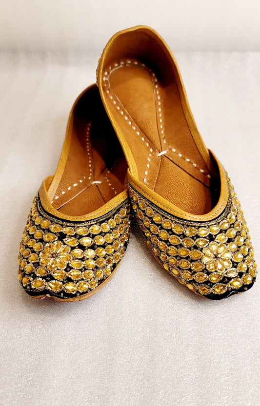 High Quality Kundan Stoned Punjabi Jutti.