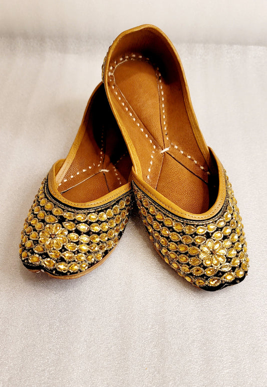 High Quality Kundan Stoned Punjabi Jutti.