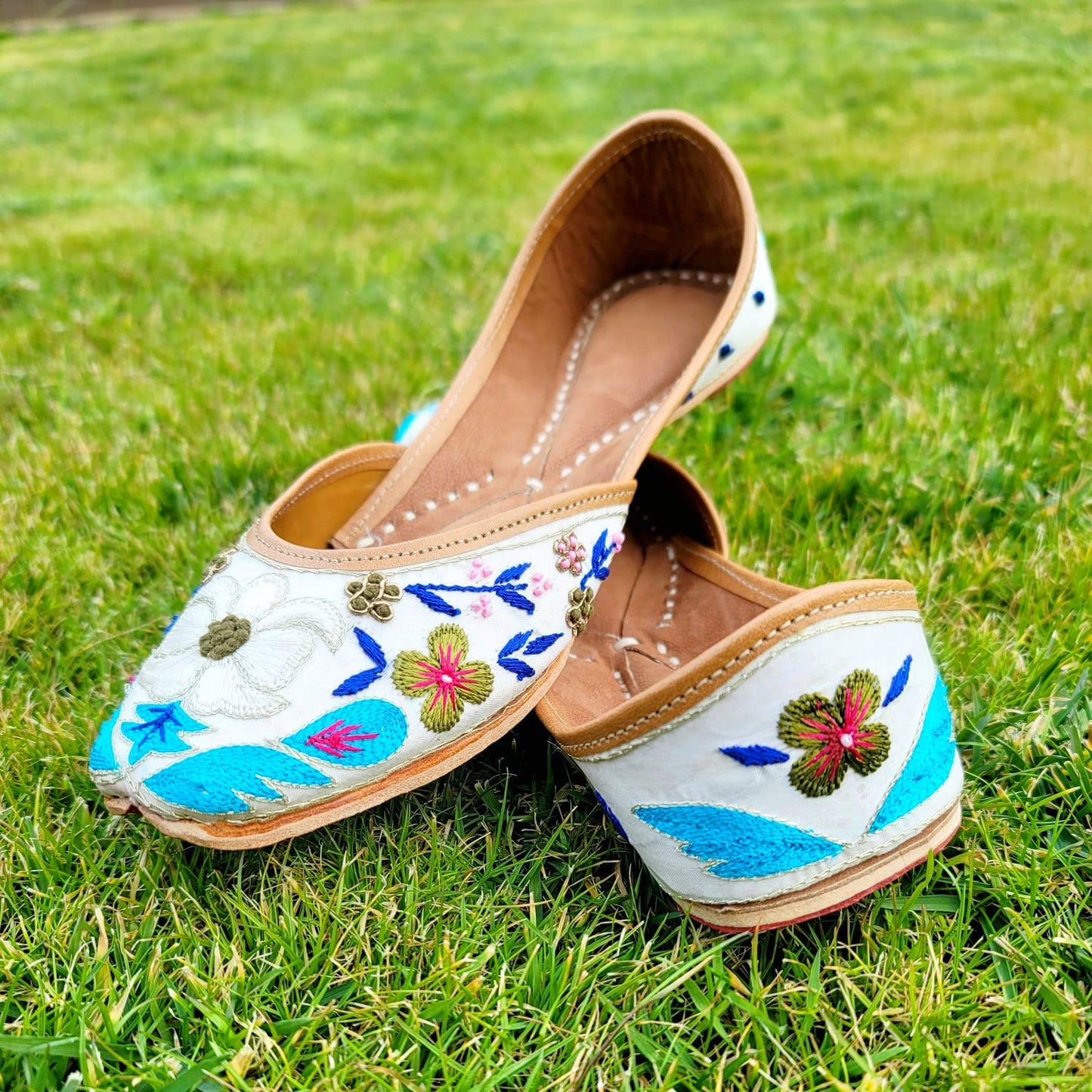 Beautiful Floral Punjabi Jutti (White)