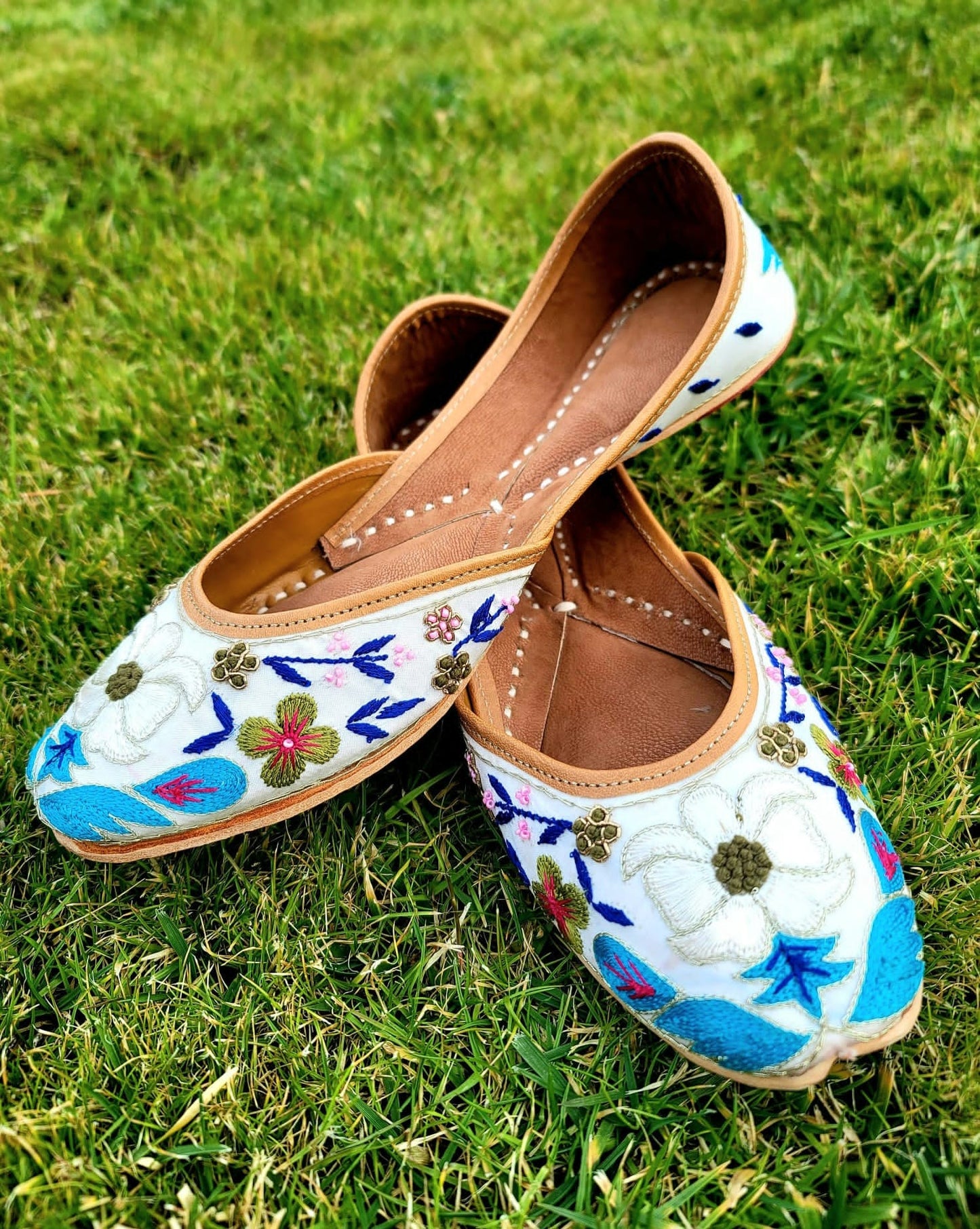 Beautiful Floral Punjabi Jutti (White)