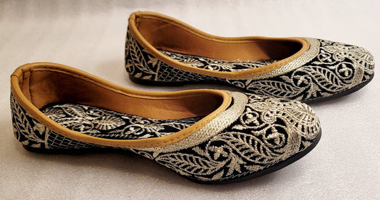 Punjabi Jutti With Beautiful Embroidery image 3
