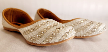 Super Comfertable & Stylish White Punjabi Jutti