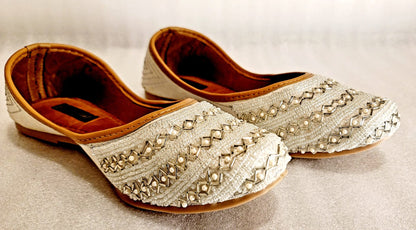 Super Comfertable & Stylish White Punjabi Jutti