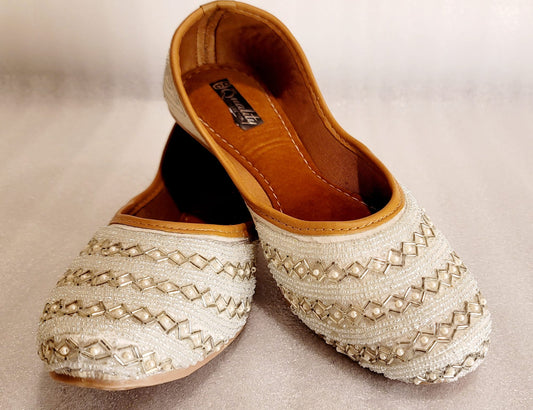 Super Comfertable & Stylish White Punjabi Jutti