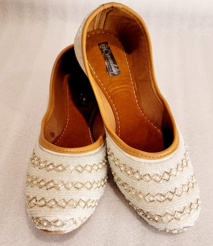 Super Comfertable & Stylish White Punjabi Jutti