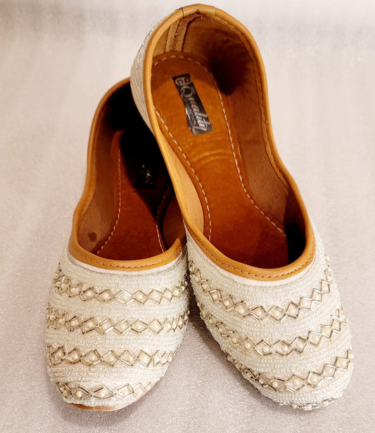 Super Comfertable & Stylish White Punjabi Jutti