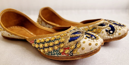 Peacock Concept Stylish Punjabi Jutti image 3