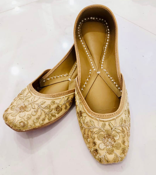 Quality Leather Punjabi Jutti With Simple Tilla Embroidery